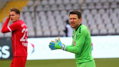 Bild: Ulrich Wagner
René Vollath (rechts), wie man ihn kennt: immer antreibend, immer anfeuernd. Der Oberpfälzer im Tor von Türkgücü München war auch im Derby am Samstag ein starker Rückhalt des frechen Aufsteigers.