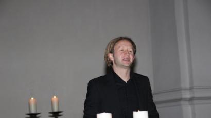 Bild: ads
„Zu hellen und auch dunklen Zeiten sind Worte, Gebet und vor allem die Musik die wohl besten Öffner zu uns selbst, ja zu unserem Innersten und zu Gott“, machte Pfarrer Bernd Schindler eingangs der musikalischen Andacht "Musik bei Kerzenschein" in der Paulanerkirche bewusst.