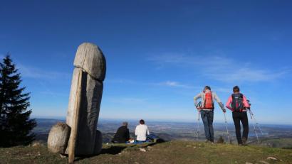 Bild: Karl-Josef Hildenbrand
Wanderer genießen neben der zwei Meter hohen Penis-Skulptur aus Holz auf dem Grat des Grünten den Ausblick.