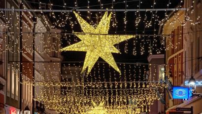 Bild: Alexander Unger
In der Fußgängerzone in Amberg leuchten Sterne und ein Netz aus Lichtern als Weihnachtsbeleuchtung.