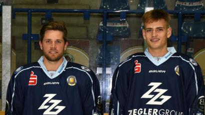 Bild: gb
Das war’s für Nick Latta (links) und Adrian Klein (rechts) im Trikot der Blue Devils. Die beiden Leihspieler sind ab sofort fest beim DEL-Klub Straubing Tigers eingeplant.