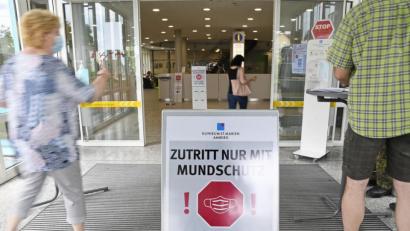 Archivbild: Petra Hartl
Im Frühjahr, als dieses Bild entstand, waren die Hosen kurz, aber der Hinweis im Eingangsbereich des Klinikums St. Marien Amberg gilt immer noch: Besucher müssen überall im Haus eine Corona-Maske tragen. Auch in den Patientenzimmern.