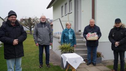 Bild: du
Die Kirchenverwaltung mit Pfarrer Thomas Stohldreier und Kirchenpfleger Gerhard Loreth (von links) sowie Pfarrgemeinderatssprecher Ernst Lenk senior (rechts) gratulieren Mesner Jakob Fritsch (mit Frau Christine) zum 75. Geburtstag.