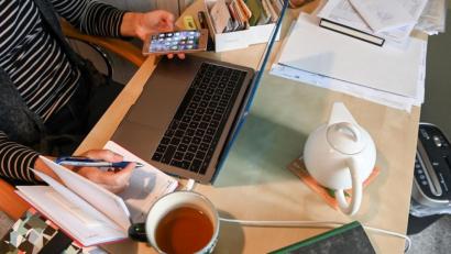 Bild: Jens Kalaene/dpa
Die Umstellung auf Homeoffice in der Corona-Pandemie ist einer Umfrage zufolge 84 Prozent befragter Unternehmen leichtgefallen.