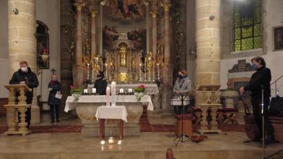 Bild: jzk
„Aus der Liebe Gottes schöpfen wir Hoffnung und Freude“, betonte Stadtpfarrer Thomas Kraus (links) beim Segen.