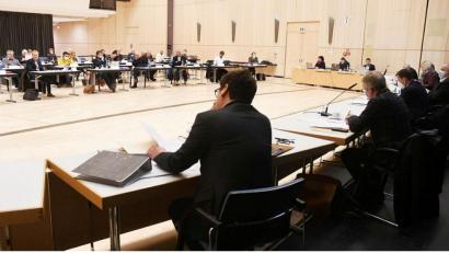 Bild: rg
Im "Sitzungssaal Max-Reger-Halle" präsentiert Baudezernent Oliver Seidel den Stadträten einen detaillierten Zeitplan zum geplanten Gewerbegebiet West IV.