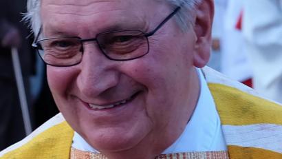 Archivbild: wlr
Pfarrer Alois Lehner: Die Gläubigen lieben seine Predigten, die Ministranten verrichten gerne mit ihm ihren Dienst und alle Menschen beteiligen sich interessiert an seinen Gesprächen.
Das Bild entstand zu seiner Priesterweihe im Jahr 2017, die der Geistliche ebenfalls in der Pfarrei Etzenricht feierte.