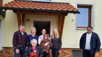 Bild: gi
Im Kreise ihrer Familie feiert Theresia Völkl 85. Geburtstag. Auch Pfarrer Udo Klösel (rechts) gratuliert.