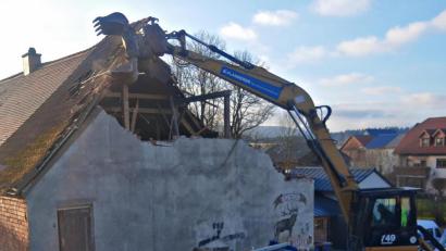 Bild: ld
.Stück für Stück reißt der Bagger unaufhaltsam Dach und Mauerwerk ab. In wenigen Tagen wird das ehemalige Gasthaus „Goldener Hirsch“ vollkommen von der Bildfläche verschwunden sein.