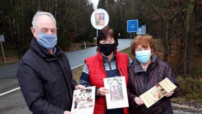 Bild: exb
Das Bild zeigt die Übergabe der Kalender am Grenzübergang Mähring (von links): Herbert Konrad, Vorsitzender des Fördervereins, Frau Hanni Lieblova von der Druckerei Liebl-Druck in Plan und Rosa Schöner, Mitglied des Fördervereins.
