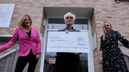 Bild: usc
Eine Spende über 4000 Euro überreichten die Geschäftsführerin von Megapac-Handling, Brigitte Meller (links), und Mitarbeiterin Carolin Findeisen (rechts) an den Vorsitzenden der Amberger Tafel, Bernhard Saurenbach. Dafür verzichtet die Firma heuer auf Weihnachtsgeschenke für ihre Kunden.
