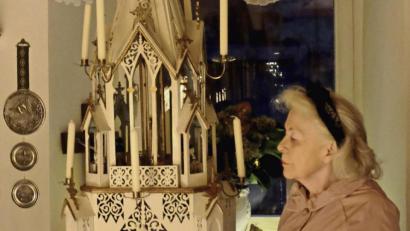 Bild: rha
Maria Deinzer blickt ehrfurchtsvoll auf ihr wunderbares Erbstück, ein Bestandteil der Volkskunst aus dem Erzgebirge. In diesem Jahr wird sie am Heiligen Abend wieder Licht und Wärme verbreiten.