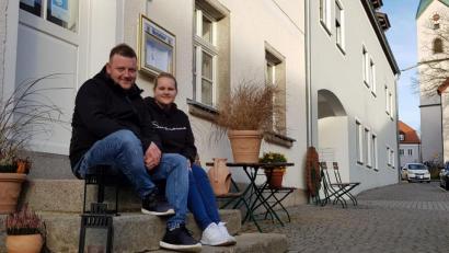 Bild: Sonja Kaute
Christian Reichl und Lena Vollath von der Lottner Stubn in Waldthurn fürchten wegen des Lockdowns der Gastronomie um ihre Existenz. Wie lange sie noch durchhalten können, wissen sie nicht. Auf eine Entschädigung hoffen sie nach eigener Einschätzung nicht.