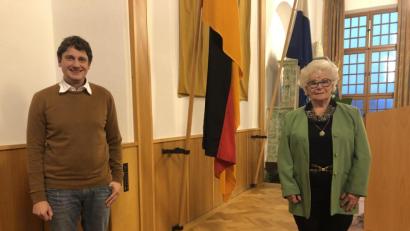 Bild: ck
Lotte Hofmann und Uli Münchmeier erklärten am Donnerstag ihren Rücktritt. Beide engagierten sich viele Jahre in ihren Ämtern. Nun braucht die Stadt sowohl einen neuen Seniorenbeauftragten als auch einen Jugendbeauftragten. Solange die Suche nach geeigneten Nachfolgern läuft, bleiben die beiden im Amt.