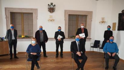 Bild: krb
Ehrung auf Distanz: Landrat Andreas Meier verabschiedet langjährige Mitarbeiter.