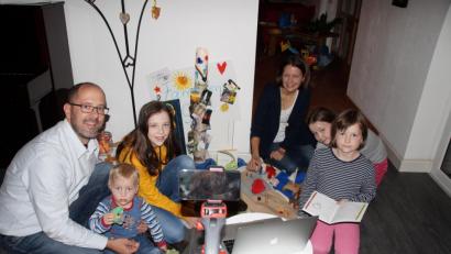 Bild: kaz
Thomas, Ronjo, Marie, Kathrin, Mona und Finja Völkl (von links) bereiten sich auf die Dreharbeiten für das Online-Familiengebet vor.