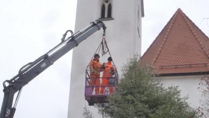 Bild: mad
Da steht er, der Christbaum in Schwarzhofen. Ingrid Holzgartner aus Nabburg hat ihn heuer zur Verfügung gestellt.