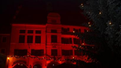 Bild: dob
Das Rathaus erstrahlt ebenfalls in Rot.