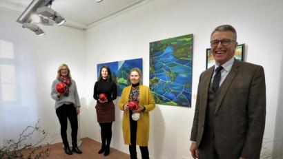 Bild: ubb
Im Ausstellungsraum des MQ haben sich nur Herta Zölch, Museumsleiterin Stefanie Süß, KVT-Vorsitzende Petra Schicker und Bürgermeister Franz Stahl (von links) zu einem kurzen Pressegespräch getroffen. Die Kunstwerke der Ausstellung können aber von allen besichtigt werden. Ab sofort gibt es jeden Tag ein Kunstwerk im virtuellen Kunst-Adventskalender.