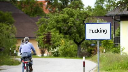 Bild: Manfred Fesl/epa/dpa
Das Ortsschild des oberösterreichischen Orts Fucking.