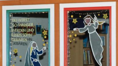 Bild: njn
Das erste Adventsfenster am St.-Elisabeth-Kindergarten zeigt die Jungfrau Maria und den Erzengel Gabriel