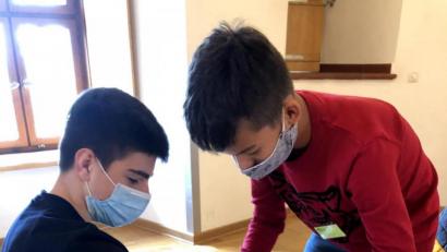 Bild: Manuela Schmid/exb
An fünf Tagen konnten die Mittelschüler beim Berufswahlseminar ihre Stärken austesten. Sie durften sich beispielsweise als Krankenpfleger versuchen.