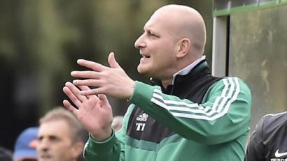 Archivbild: Hubert Ziegler
Seit sechs Jahren ist Tobias Rösl (Bild) Sportdirektor bei der DJK Ammerthal. Nach dem Rücktritt von Jörg Gottfried war er in den letzten vier Spielen vor der Winterpause auch Interimstrainer des Bayernligisten und betreute zusammen mit Maximilian Reichenauer die Mannschaft. 

Saison: 2020/21

Bild: Ziegler