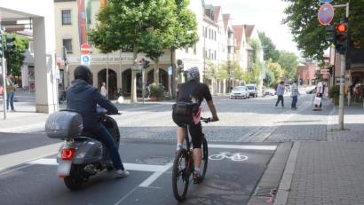 Archivbild: Gabi Schönberger
Könnte an dieser Stelle in der Sedanstraße vielleicht doch noch eine durchgängige Fußgängerzone entstehen? Ein Wettbewerb soll 2021 Antworten liefern und zu kreativen Lösungen verhelfen.