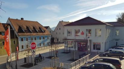 Bild: Tobias Gräf
Von den 23 Sparkassen-Filialen im Landkreis Schwandorf sind acht gegenwärtig wegen der Coronapandemie geschlossen – diese hier in Nabburg gehört nicht dazu. Die Kunden heben weniger Geld vom Automaten ab und erledigen ihre Geschäfte zunehmend kontaktlos per Karte oder im Internet.