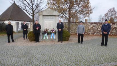 Bild: mad
An der Gedenkfeier nahmen (von links) Franz Stockerl, Andreas Immervoll, Pfarrer Markus Urban, Bürgermeister Maximilian Beer, Gerhard Würl und Anton Turban teil.