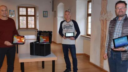 Bild: bö
Die Ausstattung der Lauterachtal Grundschule in Hohenburg wurde um 16 Tabletts und fünf Laptops ergänzt. 18000 Euro hat der Kämmerer dafür überwiesen. von links Projektbetreuer Hubert Harrer, Jürgen Drahota von der Arados GmbH aus Sulzbach-Rosenberg und Bürgeermeister Florian Junkes bei der Übergabe der modernen Kommunikationsmittel