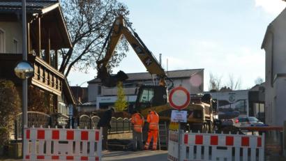Bild: dob
Am Montag wurde noch schnell ein defekter Kanal im Fluderweg erneuert, damit der Einmündungsbereich in die Pleysteiner Straße freigegeben werden kann.