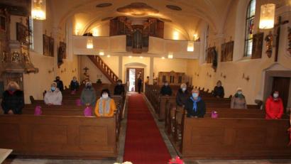 Bild: kro
In der Pfarrkirche St. Katharina ehrte der Katholische Frauenbund Mähring langjährige Mitglieder. Unser Bild zeigt die Geehrten stehend in den Kirchenstühlen. Die Abstandsregeln wurden sorgfältig eingehalten.