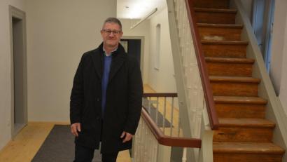 Bild: jr
Seit der Gründung im Januar 2010 steht Uwe Rosner an der Spitze des Fördervereins "Informations- und Begegnungszentrum Konnersreuth". Das Bild entstand im im Treppenhaus des künftigen Theres-Neumann-Museums.