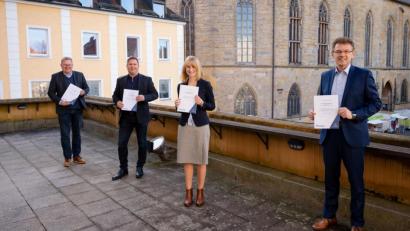 Bild: Simon Wiesner, Stadt Amberg/exb
Bei der Vorstellung der neuen Vorsorgebroschüre (von links): Oberbürgermeister Michael Cerny, der Marketingleiter der Volksbank-Raiffeisenbank Tom Retzer, Sabrina Liermann von der Seniorenstelle der Stadt Amberg und Bankvorstand Andreas Reindl.
