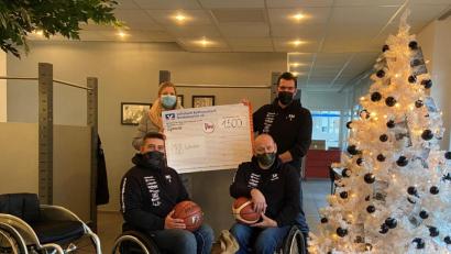 Bild: Katharina Groß
Den Scheck übergeben Anja Reber und Thomas Mückl an (vorne, von links) Spieler und Assistenztrainer Michael Stangl sowie Trainer Stefan Kessler.