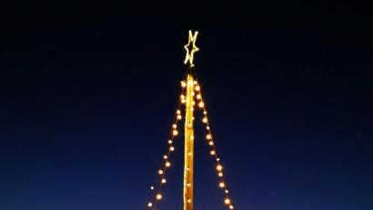 Archivbild: ind
Vom Gipfel des angeblich höchsten künstlichen Sandbergs der Welt, dem Monte Kaolino in Hirschau, strahlt ein Christbaum weit ins Land hinein.
