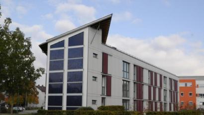 Bild: Petra Hartl
Die erste Wohnanlage des Studentenwerks ist 2005 und 2006 entstanden. Sie liegt direkt neben dem Gelände der OTH in Amberg.