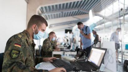 Bild: Bundeswehr
Auch in Bayern müssen Soldaten in denGesundheitsämtern helfen.