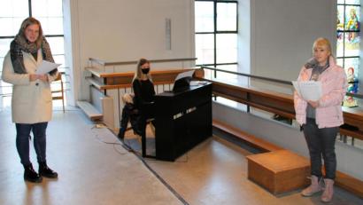 Bild: bjo
Paula Weigert, Kristina König und Sabine Land (von links) tragen bei der adventlichen Stunde Lieder vor.