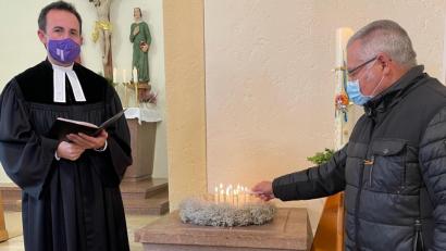 Bild: ads
Pfarrer Stefan R. Fischer liest beim Gedenkgottesdienst am Ewigkeitssonntag die Namen aller 2020 verstorbenen Kirchengemeindemitglieder vor, für die Kirchenvorsteher Manfred Hellbach jeweils eine Kerze an der Osterkerze entzündet.