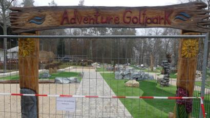 Bild: rn
Neben diesem Eingangstor soll ein Häuschen errichtet werden, in dem die Besucher der Adventure Golfanlage neben den Golfschlägern auch Getränke erhalten können.
