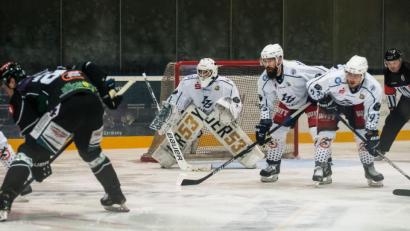 Bild: Andreas Klupp
Goalie Timon Bätge (Mitte) machte am Dienstag sein erstes Spiel für die Blue Devils. Der 21-Jährige lieferte eine gute Leistung ab, die 1:3-Niederlage beim Höch-stadter EC konnte er aber nicht verhindern.