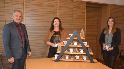 Bild: jr
Lichtblicke-Schirmherrin Claudia Grillmeier (Mitte), hier mit Ehemann und Landrat Roland Grillmeier und Isabel Sommerer vom Regionalmanagement des Landratsamtes, wird am Samstag, 5. Dezember, vor dem Modehaus Zeitler in Mitterteich selbstgemachte Marmeladen verkaufen.