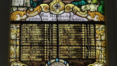 Bild: rn
Das südliche Gedenkfenster beginnt mit Max Gmeiner und zeigt über den Namen der Gefallenen Rathaus und Pfarrkirche.