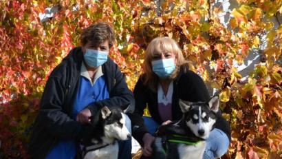 Bild: hcz
Tierheimleiterin Jutta Böhm (rechts) und Mitarbeiterin Petra Bauer mit "Blue" und "Iwan". Sie sind die letzten beiden Hunde aus einem Wurf Huskys, die vermittelt wurden, nachdem sie im Tierheim abgegeben worden waren.