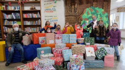 Bild: do
Zirka 40 Weihnachtspakete schnürten die Grundschulkinder mit ihren Eltern, um im Rahmen der Aktion "Für das Leben und die Hoffnung" gleichaltrige Kids in Bosnien zu unterstützen. Unser Bild zeigt eine Schülervertretung der spendenfreudigen Schulkinder mit Schulleiterin Gabriele Bodner (3.v.re.) und Hans Karl (li)