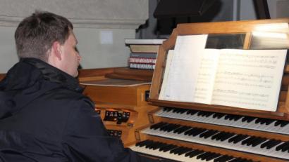 Bild: kro
Andreas Sagstetter spielte an der Orgel unter anderem das Stück „Wachet auf, ruft uns die Stimme“.