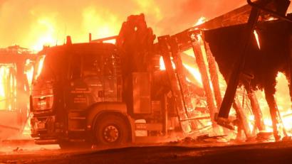 Bild: gf
Dieser Lastwagen war vor den Flammen nicht mehr zu retten, die in der Nacht auf Dienstag in Amberg wüteten.
