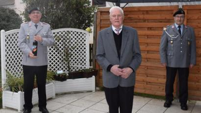 Bild: nbu
Vorsitzender Norbert Bücherl (links) und Gerhard Lindthaler (rechts) gratulieren im Namen der Soldaten- und Reservistenkameradschaft Freihung dem Fördermitglied Alfons Hupfer sen. aus Großschönbrunn zu dessen 90. Geburtstag mit einem kleinen Präsent.